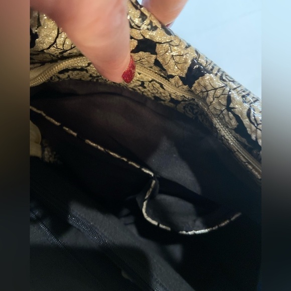 NWT~Faux Patent Leather Floral Crossbody Purse w/Rhinestone Rivets & Keychain - Picture 2 of 16